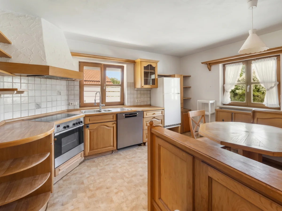 Clean kitchen after real estate object removal and clutter cleanup by PixelShouters