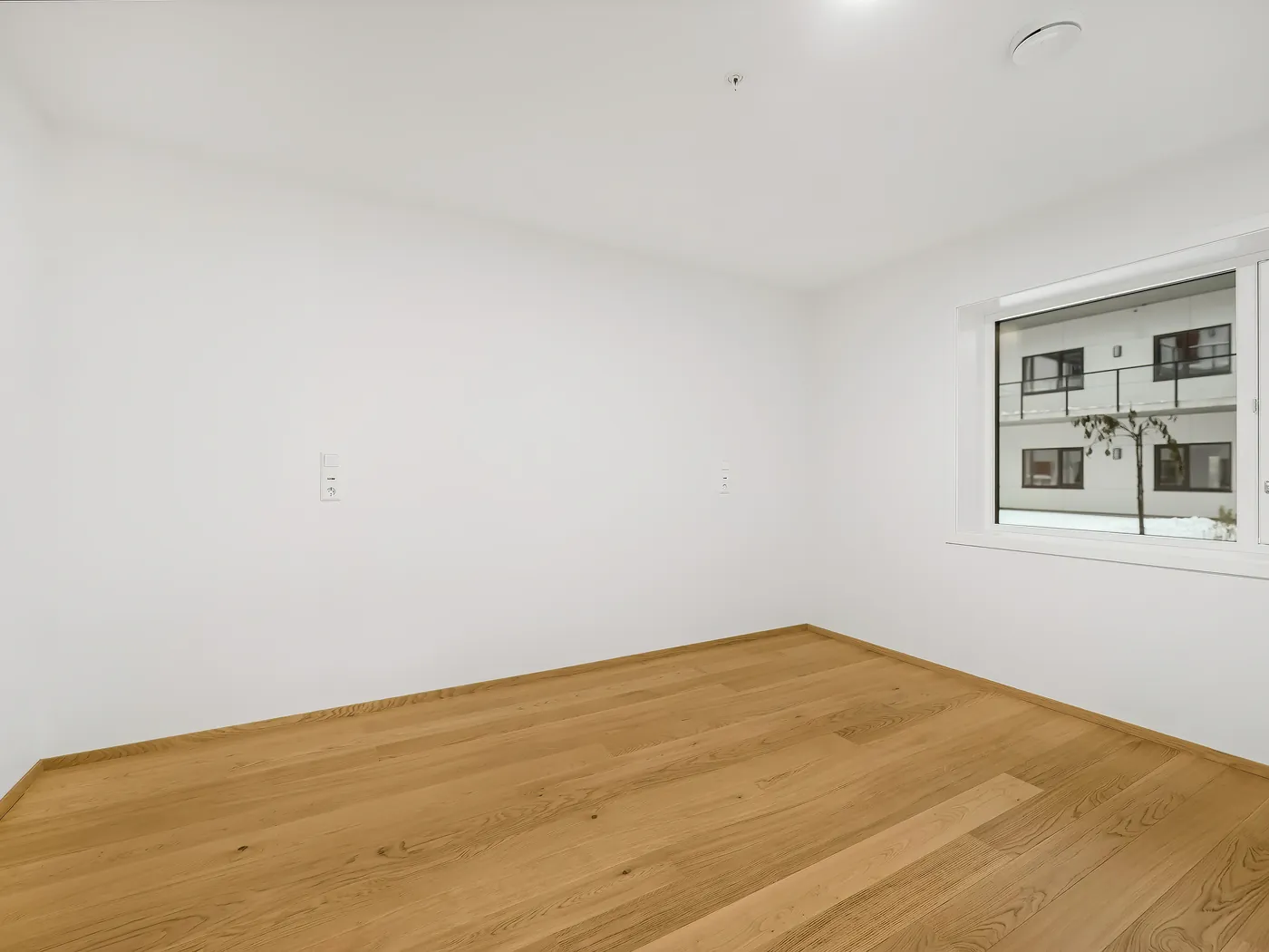 Vacant bedroom before virtual staging
