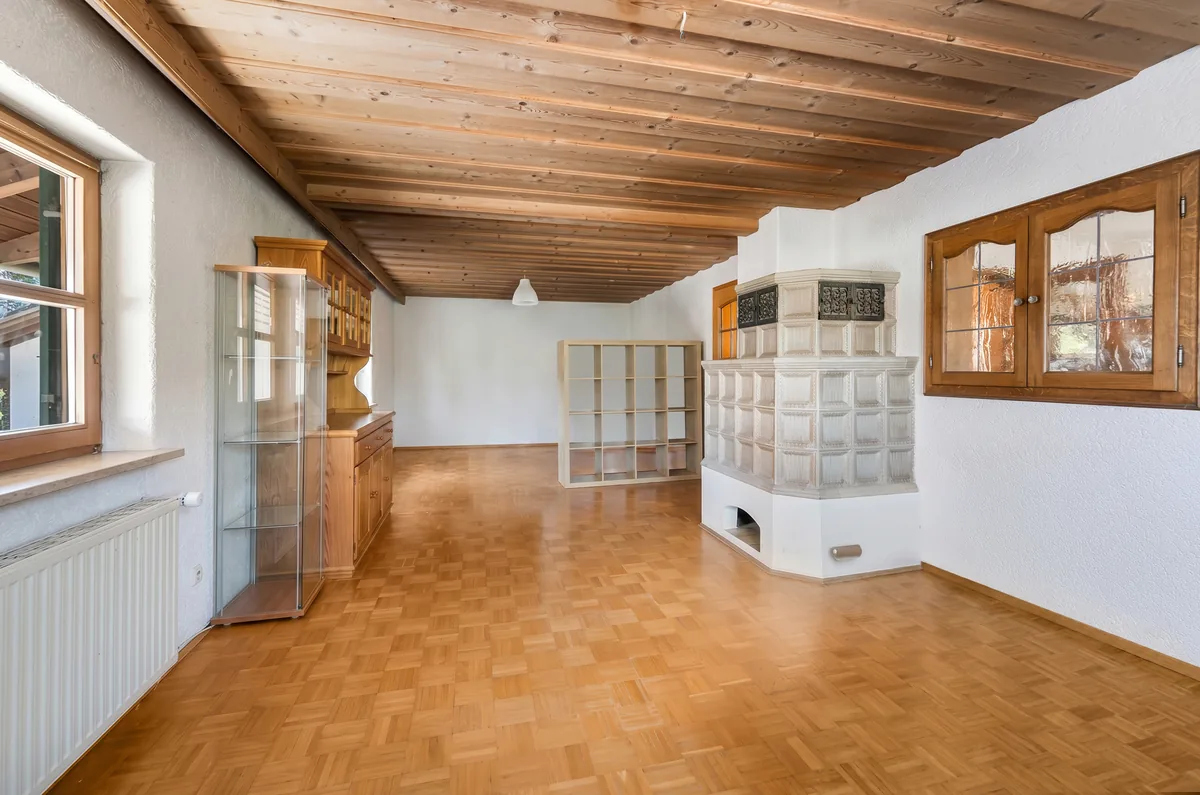 Clean real estate room after object removal and decluttering for listing photos by PixelShouters