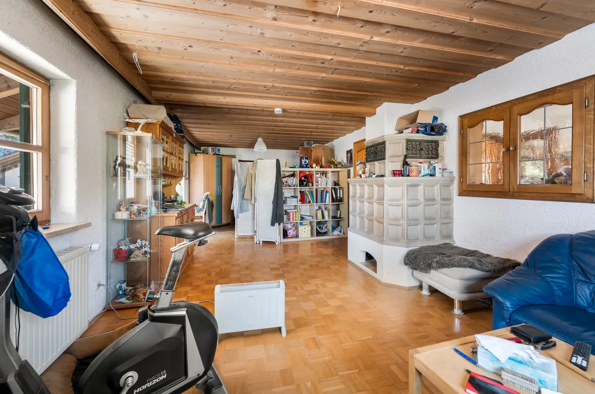 Cluttered real estate room before object removal and decluttering service by PixelShouters